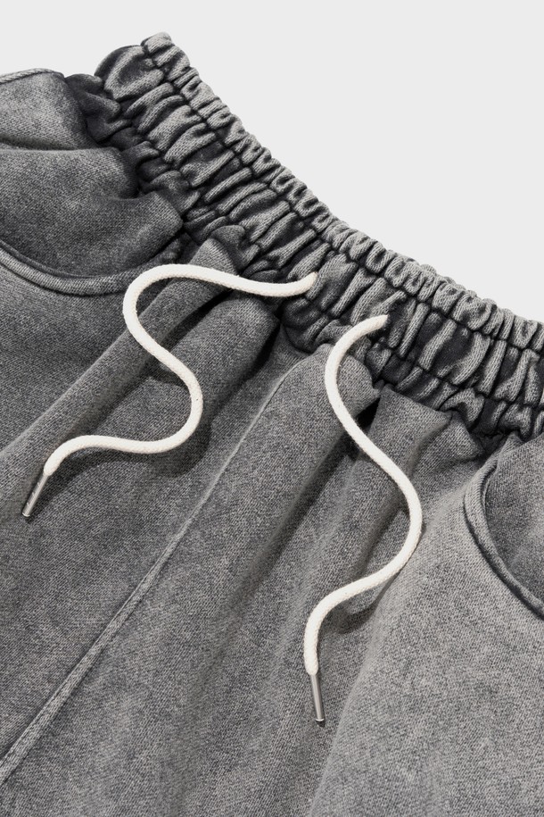 피그먼트 워싱으로 빈티지한 멋을 더한 PIG DYING BERMUDA PANTS (CHARCOAL)는 남성용 캐주얼 버뮤다팬츠입니다. 부드러운 면, 폴리에스테르 혼방 소재로 제작되었으며, 신축성 있는 허리 밴드와 릴랙스핏으로 편안한 착용감을 선사하고 뒷주머니 디테일로 포인트를 더했습니다. 차콜 블랙 색상의 무지 패턴 디자인으로 봄, 여름 시즌 일상복으로 활용하기 좋습니다.
