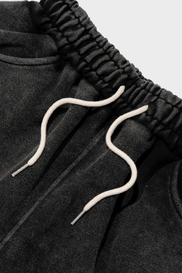 피그먼트 워싱으로 빈티지한 멋을 더한 차콜 블랙 색상의 남성용 버뮤다 팬츠입니다. 면과 폴리에스테르 혼방 소재로 제작되었으며, 신축성 있는 허리 밴드와 뒷주머니 디테일로 편안함과 실용성을 높였습니다. 루즈핏 디자인으로 캐주얼한 스타일을 연출하며, 봄, 여름철 일상복으로 적합합니다.
