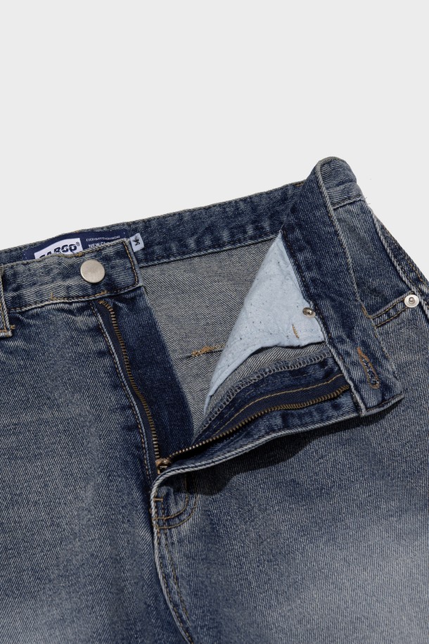 유니섹스 스타일의 CURVED FLARE DENIM PANTS (BLUE)는 사계절 착용하기 좋은 데님 팬츠입니다. 블루 블랙 색상의 이 데님 팬츠는 사이드 커브드 디테일과 밑단 플리츠, 긴 기장감이 특징이며, 허리 실루엣을 강조하는 슬림 부츠컷/플레어 핏으로 스트릿, 캐주얼 무드를 연출합니다. 데님과 면 소재로 제작되었으며, 무지 패턴의 보통 두께의 긴바지입니다.
