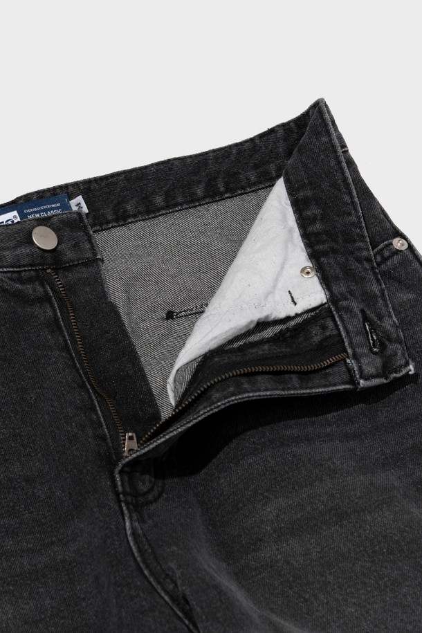 여성용 블랙 컬러의 CURVED FLARE DENIM PANTS입니다. 봄, 가을에 어울리는 데님 소재의 긴바지로, 하이웨스트 디자인과 플리츠 디테일, 곡선 사이드 컷팅이 특징입니다. 부츠컷, 플레어 핏으로 캐주얼한 스타일을 연출할 수 있습니다.
