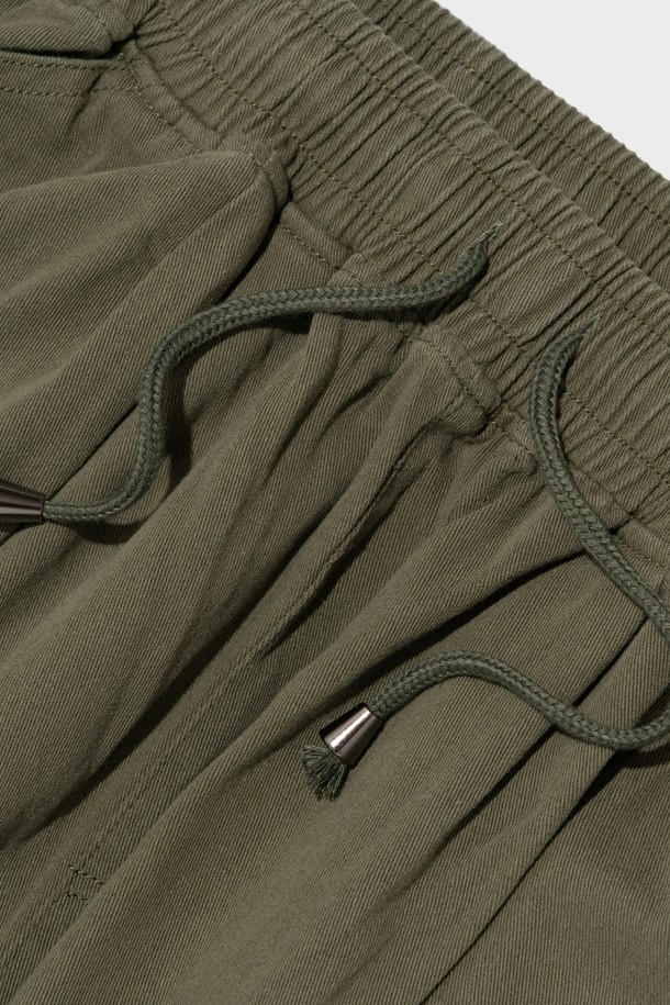 와이드 크롭 코튼 팬츠 (카키), 편안함과 스타일을 동시에 잡는 남성용 바지입니다. 베이직하고 캐주얼한 스타일로, 봄, 여름, 가을 계절에 폭넓게 활용 가능합니다. 부드러운 면 소재에 신축성이 더해져 편안한 착용감을 선사하며, 루즈핏으로 활동성을 높였습니다. 허리 밴딩 디테일로 편안함을 더했으며, 데이트룩, 카페룩 등 다양한 TPO에 매치하기 좋습니다. 미니멀, 캐주얼, 클래식 스타일을 즐기는 분들께 추천합니다.
