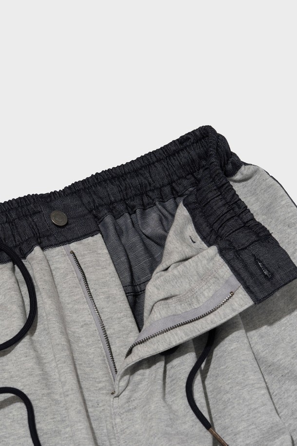 배색 원단 포인트 디자인이 돋보이는 진청 컬러의 배색 와이드 팬츠입니다. 면 데님 소재로 제작되었으며, 봄, 여름에 어울리는 캐주얼 스타일의 공용 긴바지입니다. 벌룬 실루엣의 와이드핏으로 편안하게 착용할 수 있습니다.
