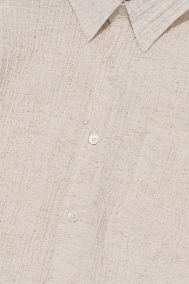 여름 시즌에 착용하기 좋은 아이보리 컬러의 썸머 링클 셔츠입니다. 레이온, 폴리에스테르, 린넨 혼방 소재로 제작되었으며, 주름 패턴과 세미오버핏으로 캐주얼하면서도 베이직한 스타일을 연출합니다. 얇은 두께감과 긴소매 디자인으로 일상에서 편안하게 입을 수 있는 공용 셔츠입니다.
