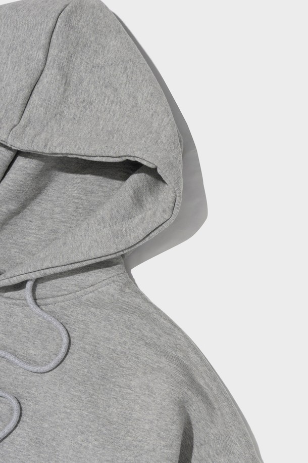 "2-Way 스웨트 후드집업 (그레이)"는 봄, 가을에 활용하기 좋은 공용 후드집업입니다. 부드러운 촉감의 면, 폴리에스테르 혼방 소재로 제작되었으며, 넉넉한 루즈핏과 드롭숄더 디자인으로 편안한 착용감을 제공합니다. 캐주얼하고 미니멀한 스타일을 연출하기 좋으며, 무지 디자인으로 다양한 룩에 활용하기 용이합니다. 일상생활과 산책 등 가벼운 활동에 적합한 아이템입니다.
