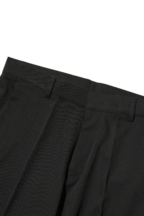 세미 와이드 슬랙스 (블랙)는 미니멀하고 베이직한 스타일을 추구하는 남성을 위한 사계절용 슬랙스입니다. 부드러운 촉감의 폴리에스테르와 스판덱스 혼방 소재로 제작되어 편안한 릴랙스핏을 제공하며, 깔끔한 실루엣을 연출합니다. 출근룩, 오피스룩, 비즈니스 캐주얼 등 다양한 TPO에 적합하며, 주름이 적어 관리가 용이합니다. 무지 디자인의 긴 기장 바지로, 미니멀, 클래식, 시크 스타일을 선호하는 분들께 추천합니다.
