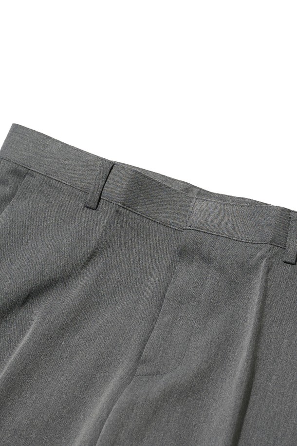 세미 와이드 슬랙스 (차콜)는 일상, 캐주얼, 세미포멀 등 다양한 상황에 활용하기 좋은 남성용 슬랙스입니다. 사계절 착용 가능한 긴 기장의 차콜 컬러 슬랙스로, 클래식하고 베이직한 스타일을 연출합니다. 폴리에스테르와 스판덱스 혼방 소재로 제작되어 주름 방지 및 관리가 용이하며, 깔끔한 실루엣을 제공합니다. 세미 와이드 핏으로 편안함과 스타일리시함을 동시에 잡았으며, 오피스룩, 비즈니스 캐주얼, 출근룩에 적합합니다. 미니멀하고 캐주얼한 스타일을 선호하시는 분들에게 추천합니다.
