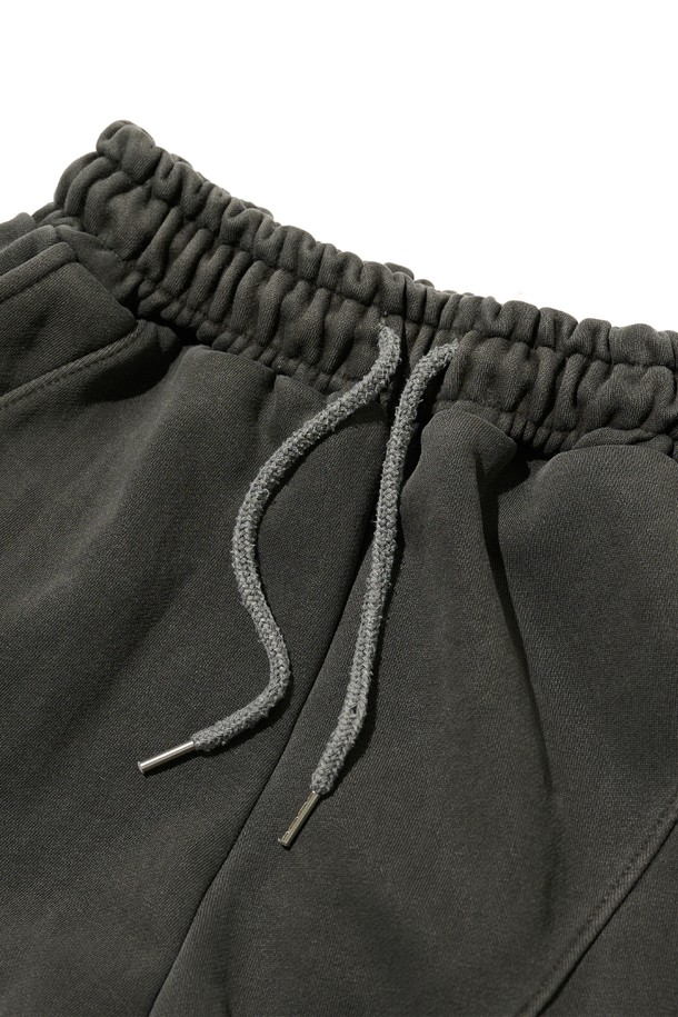 피그 커브드 트레이닝 팬츠는 남성을 위한 차콜 색상의 긴 바지입니다. 면과 폴리에스테르 혼방 소재로 제작되었으며, 스포티하고 캐주얼한 무드를 연출합니다. 커브드 패턴 디자인과 밑단 스트랩 디테일이 돋보이며, 신축성 있는 허리 밴드와 루즈핏으로 편안한 착용감을 제공합니다.
