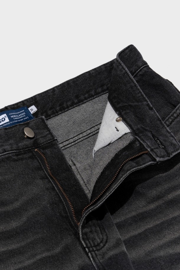 남성용 WASHING WIDE DENIM PANTS (BLACK)은 사계절 활용하기 좋은 블랙 컬러의 와이드핏 데님 팬츠입니다. 워싱, 컷팅, 브러시 워싱 디테일이 돋보이며 드레이프 효과를 주어 캐주얼한 무드를 연출합니다. 데님 소재로 제작되었으며, 긴 기장의 와이드 실루엣이 특징입니다.
