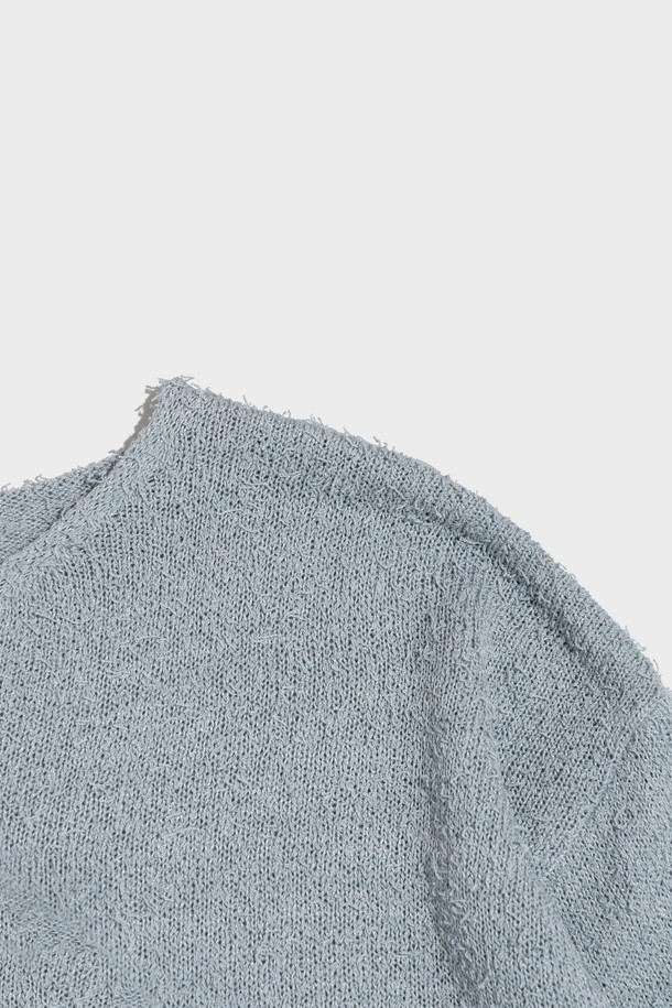 BOUCLE ROUND KNIT (BLUE)는 여름에 입기 좋은 얇은 두께의 아크릴 소재 공용 니트/스웨터입니다. 부드러운 촉감과 통기성이 좋은 와플 패턴의 긴소매 라운드넥 디자인으로, 일상복으로 편안하게 착용 가능하며, 에어컨 바람을 막아주는 용도로도 활용할 수 있습니다. 레귤러 핏의 블루 색상 니트로 다양한 스타일링이 가능합니다.
