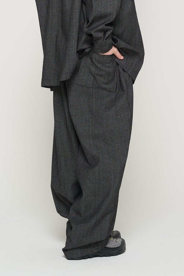 논페이드 소재로 제작되어 색바램 걱정 없이 오랫동안 착용 가능한 블랙 색상의 와이드 밴딩 팬츠입니다. 남녀 모두 착용 가능한 이 사계절용 긴 바지는 면과 폴리에스테르 혼방 소재로 제작되었으며, 밴딩 허리와 편안한 오버핏, 넓은 와이드 핏이 특징입니다. 스트릿, 클래식 무드를 연출하며 일상에서 편안하게 입을 수 있는 무지 패턴의 와이드 밴딩 팬츠입니다.
