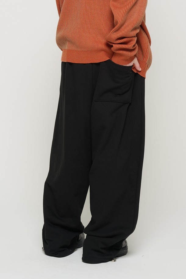 편안한 착용감을 자랑하는 COMFORT DAILY STRING SWEAT PANTS는 부드러운 면과 폴리에스테르 혼방 소재로 제작되었으며, 사계절 내내 활용하기 좋습니다. 허리 밴딩과 밑단 스트링 디테일로 편안함과 스타일을 동시에 잡았으며, 와이드 레그 디자인과 루즈핏으로 캐주얼하고 베이직한 무드를 연출합니다. 블랙 색상의 무지 패턴으로 어떤 상의와도 잘 어울리는 활용도 높은 스웨트팬츠입니다.
