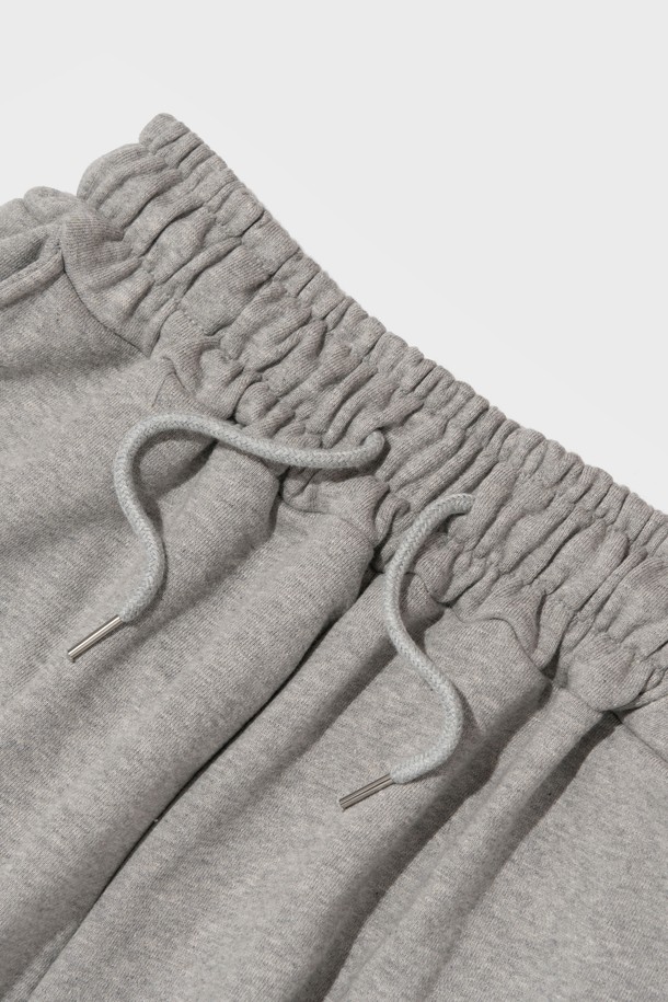 COMFORT DAILY STRING SWEAT PANTS (GRAY)는 남녀 모두 편안하게 입을 수 있는 그레이 색상의 스웨트팬츠입니다. 부드러운 면과 폴리에스테르 혼방 소재로 제작되었으며, 두께감이 있어 봄, 가을, 겨울에 적합하고 루즈핏 와이드 스타일로 일상복은 물론 캐주얼하고 스포티한 무드에도 잘 어울립니다. 스트링 디테일과 카고 스타일의 혼방 디자인이 돋보이며, 밴딩이 있어 편안한 착용감을 제공합니다.
