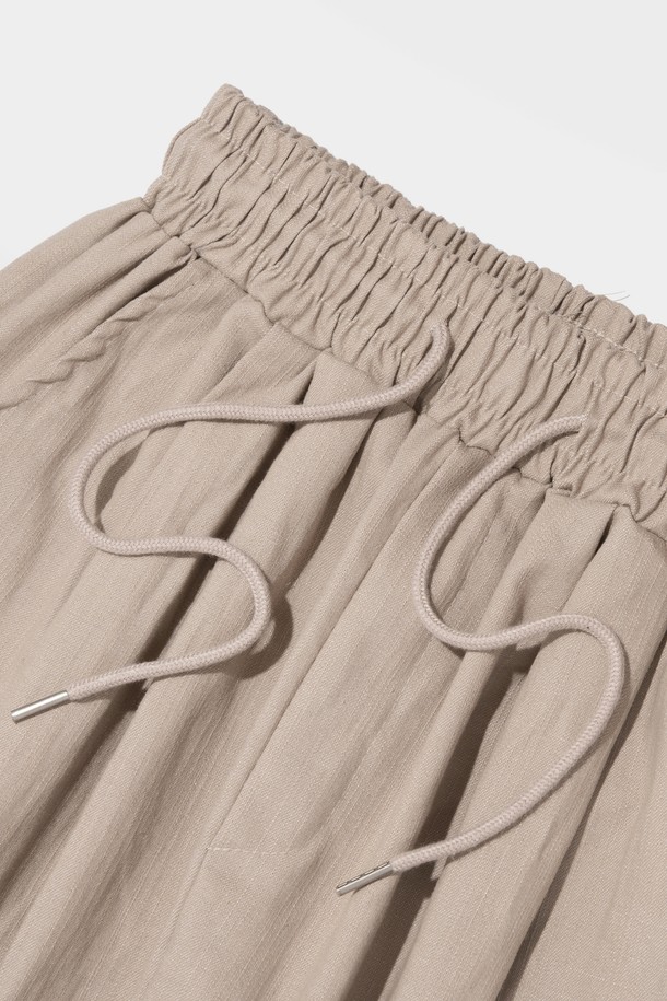 투턱 린넨 와이드 밴딩 팬츠 (베이지)는 간절기와 여름에 활용하기 좋은, 면과 린넨 혼방 소재의 와이드핏 밴딩 팬츠입니다. 부드러운 촉감과 통기성이 우수하여 쾌적하게 착용 가능하며, 무지 디자인에 베이직한 스타일로 어떤 상의와도 잘 어울립니다. 투턱 디테일로 포인트를 더했으며, 넉넉한 와이드 실루엣이 트렌디함을 더합니다. 데이트룩, 카페룩 등 다양한 TPO에 맞춰 캐주얼, 미니멀, 클래식 스타일을 연출해보세요. 베이지, 아이보리, 블루, 카키, 블랙 등 다양한 컬러 옵션으로 만나보실 수 있습니다.
