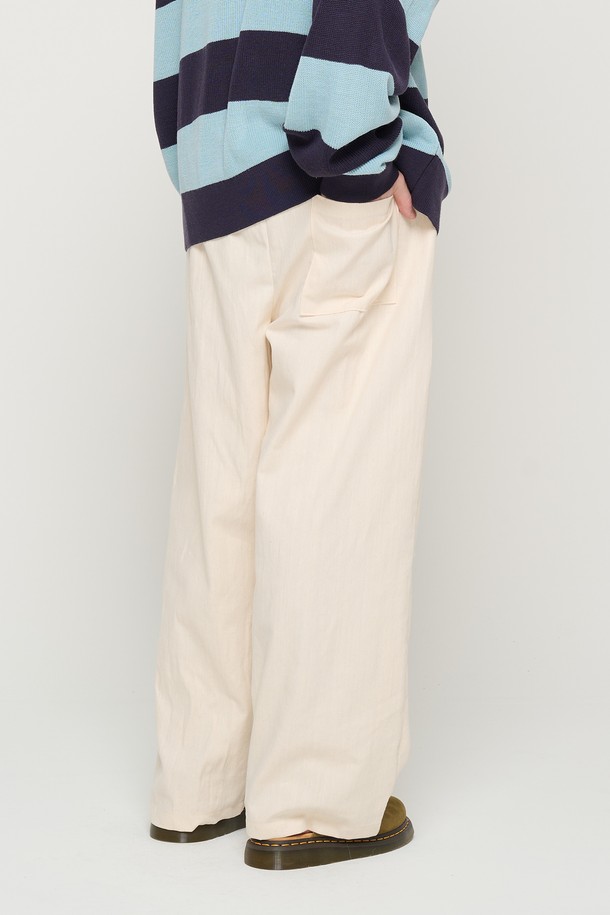 아이보리 컬러의 TWO-TUCK 린넨 와이드 밴딩 팬츠입니다. 봄, 여름 시즌에 착용하기 좋은 얇은 두께감의 린넨, 면 혼방 소재로 제작되었습니다. 투턱 디테일과 와이드핏으로 트렌디한 실루엣을 연출하며, 밴딩 처리로 편안한 착용감을 선사합니다. 베이직하고 캐주얼한 스타일로 데이트룩, 카페룩 등 다양한 TPO에 활용 가능합니다. 아이보리, 베이지, 블루, 카키, 블랙 5가지 색상으로 만나보세요.
