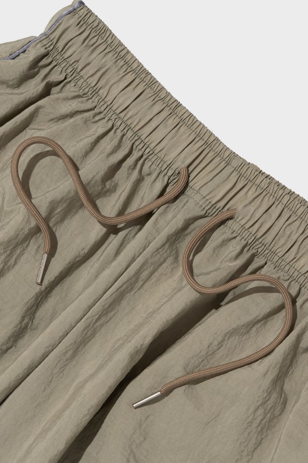 나일론 소재의 Y2K 파이핑 와이드 팬츠는 부드러운 촉감과 루즈핏으로 편안한 착용감을 제공하며, 카키, 블랙, 그레이 색상으로 출시되었습니다. 밴딩 처리된 허리와 사이드 파이핑 디테일이 돋보이며, 아메카지 스타일의 캐주얼한 연출이 가능합니다. 봄, 여름 시즌에 어울리는 얇은 두께의 긴 바지로, 일상생활에서 드레이프 효과를 더해 트렌디한 스타일을 완성할 수 있습니다.
