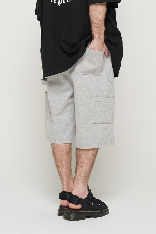 일상에서 편안하게 입을 수 있는 남성용 그레이 색상 버뮤다 카펜터 팬츠입니다. 면 소재로 제작되어 부드러운 촉감을 자랑하며, 루즈핏과 밴딩으로 편안한 착용감을 제공합니다. 카고 포켓과 사이드 포켓 디자인이 돋보이며, 봄, 여름 시즌에 어울리는 캐주얼하고 스트릿한 스타일을 연출할 수 있습니다.
