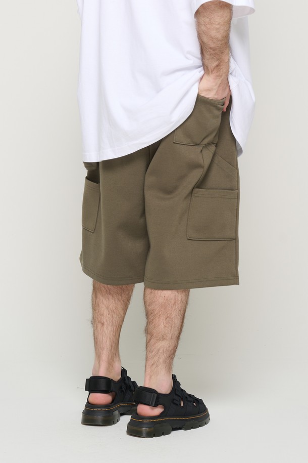 면 소재의 카키 색상 버뮤다 팬츠입니다. 스탠다드 핏으로 편안하게 착용 가능하며, 허리 밴딩과 사이드 카고 포켓이 특징입니다. 봄, 여름 시즌에 데일리 및 캐주얼, 스트릿 스타일로 연출하기 좋습니다.
