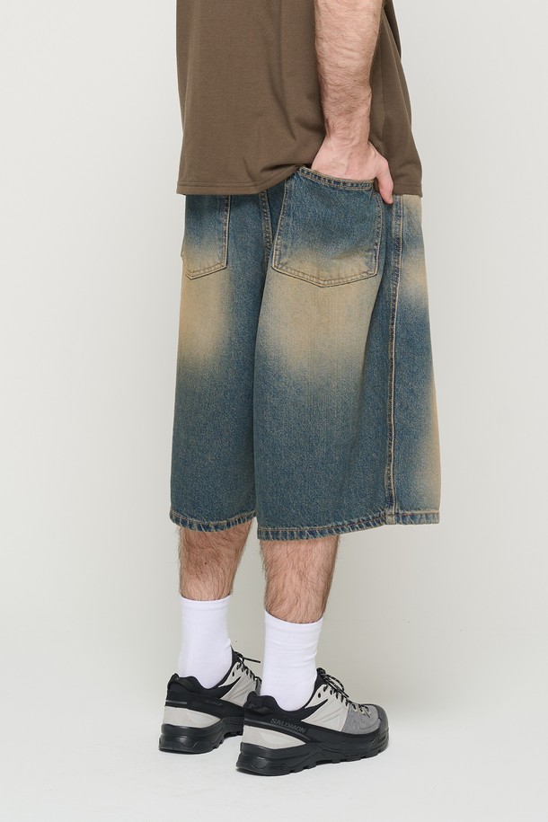 빈티지 워싱이 돋보이는 블루 컬러의 남성용 데님 버뮤다 팬츠입니다. 와이드핏으로 편안한 착용감을 선사하며, 빈티지한 무드와 캐주얼 스타일을 연출하기에 좋습니다. 봄, 여름 시즌에 일상복으로 활용하기 좋은 반바지입니다.
