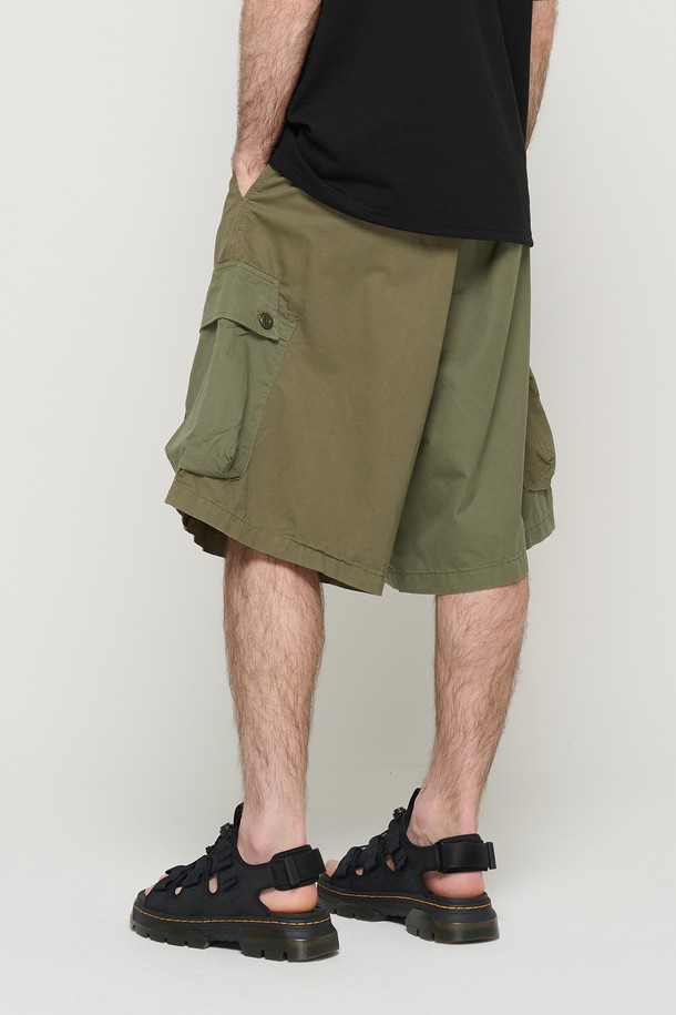 CB WASHED CARGO HALF PANTS (KHAKI)는 남성용 카고 반바지로, 봄, 여름 시즌에 착용하기 좋습니다. 워싱 가공된 면 소재로 제작되어 부드러운 촉감을 제공하며, 레귤러 핏과 스탠다드핏으로 편안한 착용감을 선사합니다. 카키와 블랙 두 가지 색상으로 출시되었으며, 카고 포켓 디테일과 대비되는 원단 디테일이 특징입니다.
