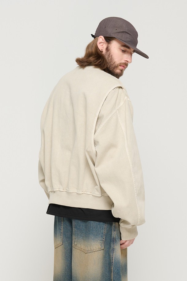 피그먼트 워싱 블루종 재킷 (베이지)은 아메리칸 캐주얼 스타일의 남성용 블루종 재킷입니다. 봄, 가을에 입기 좋으며, 세미오버핏으로 편안한 착용감을 선사합니다. 면 소재에 중간 두께감으로 제작되었으며, 가슴 지퍼 포켓과 소매 절개 디테일, 어깨라인 패턴, 피그먼트 워싱 가공으로 포인트를 더했습니다. 데이트룩, 카페룩, 캐주얼, 미니멀, 시티보이룩에 모두 잘 어울리는 활용도 높은 아이템입니다. 지퍼형 여밈 방식으로 간편하게 착용할 수 있습니다.
