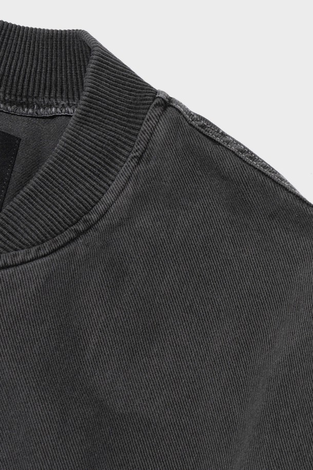 피그먼트 워싱 블루종 재킷 (차콜)은 아메리칸 캐주얼 스타일을 기반으로 한 간절기용 블루종 재킷입니다. 차콜, 그레이, 카키, 베이지 등 4가지 다채로운 컬러 옵션으로 제공되며, 면 소재를 사용하여 편안한 착용감을 선사합니다. 가슴 지퍼 포켓 디테일과 소매 절개, 어깨 라인 패턴이 특징이며, Y2K 트렌드를 반영한 항공 자켓 스타일을 연출합니다. 세미 오버핏으로 제작되어 데이트룩, 가을 나들이룩 등 다양한 TPO에 활용 가능하며 캐주얼, 시티보이, 미니멀 스타일을 즐기는 고객에게 적합합니다.
