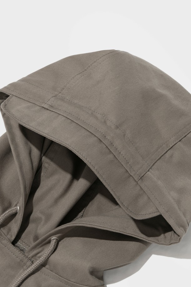 후드 디자인과 바이저 디테일이 돋보이는 카키 색상의 후드 야상 자켓입니다. 면 소재로 제작되었으며, 레귤러 핏으로 편안하게 착용 가능하고 남녀 모두에게 잘 어울립니다. 봄, 가을 시즌에 밀리터리 캐주얼 스타일을 연출하기 좋으며, 커버드 지퍼와 플라이트 포인트 디테일이 특징입니다.
