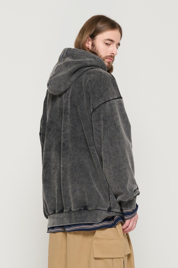 피그 다잉 오버 후드 (블랙)는 남녀 모두 착용 가능한 후드티입니다. 캐주얼, 스트릿 스타일을 연출하기 좋으며, 가을, 겨울 시즌에 적합합니다. 면과 폴리에스테르 혼방 소재로 제작되었으며, 피그먼트 워싱 처리로 빈티지한 느낌을 더했습니다. 오버핏과 박시핏으로 편안한 착용감을 제공하며, 단품 또는 레이어드하여 다양한 스타일을 연출할 수 있습니다. 블랙과 차콜 두 가지 컬러 옵션으로 만나보세요.
