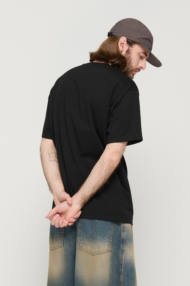 CARGOBROS - 반팔티셔츠 - ESSENTIAL LOGO OVER SHORT SLEEVE T-SHIRT (BLACK)