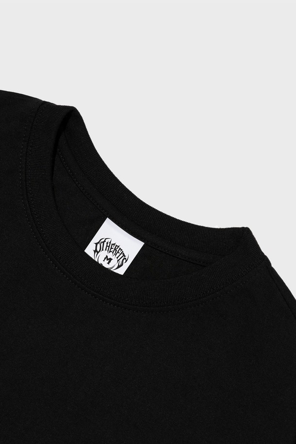 아카이브 레터링 반팔티셔츠는 블랙 색상의 공용 제품으로, 면과 폴리에스테르 혼방 소재로 제작되어 부드러운 촉감을 자랑합니다. 더블 가공 처리로 변형이 적으며, 레터링 패턴이 돋보이는 세미오버핏의 라운드넥 디자인입니다. 봄, 여름철 일상복으로 적합하며, 스탠다드부터 캐주얼 스타일까지 소화 가능한 활용도 높은 반팔 티셔츠입니다.
