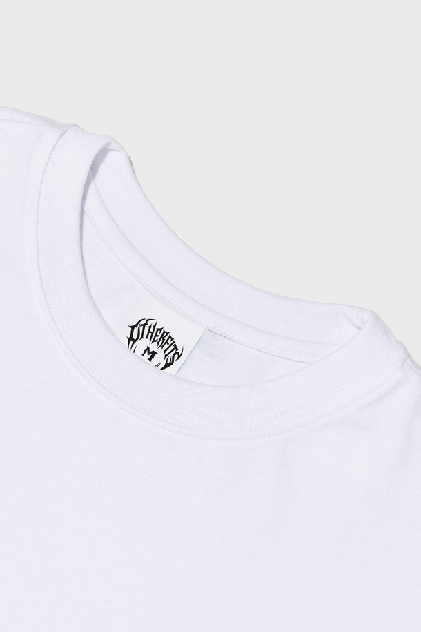 브랜드 메시지가 담긴 레터링 디자인이 돋보이는 아카이브 레터링 반팔 티셔츠입니다. 면 35%와 폴리에스터 65% 혼방 소재를 사용하여 부드러운 촉감을 자랑하며, 이중 가공 처리로 변형이 적고 내구성이 뛰어납니다. 화이트 색상의 세미오버핏 디자인으로, 봄, 여름철 일상에서 캐주얼하고 베이직한 스타일을 연출하기에 좋습니다.
