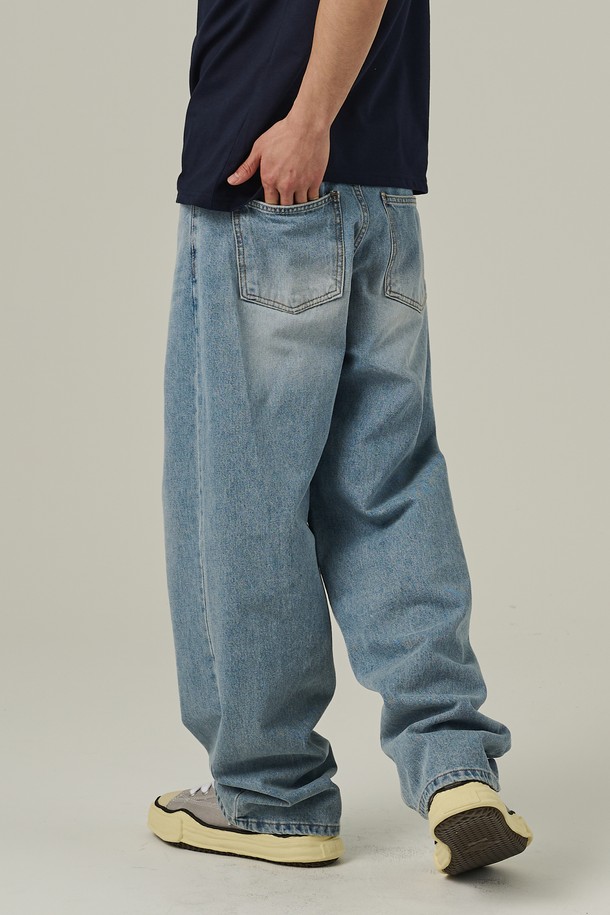 베이직한 디자인으로 다양한 캐주얼 스타일링에 용이한 남성용 연청 데님 팬츠입니다. 봄, 여름, 가을에 입기 좋은 두께감의 면 데님 소재로 제작되었으며, 워싱 가공을 거쳐 자연스러운 멋을 더했습니다. 세미 와이드 핏으로 편안하게 착용할 수 있습니다.
