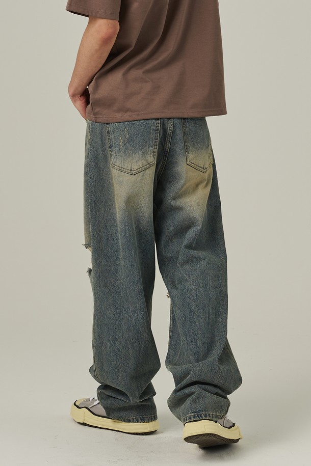 빈티지 디스트로이드 데님팬츠는 중청 컬러에 디스트로이드 디테일이 돋보이는 남성용 데님 팬츠입니다. 스트리트 무드를 연출하기 좋으며, 자연스러운 밑단 주름과 앞면 디스트로이드 디테일이 특징입니다. 세미와이드, 스트레이트 핏의 루즈핏 디자인으로 봄, 여름, 가을 일상복으로 적합합니다.
