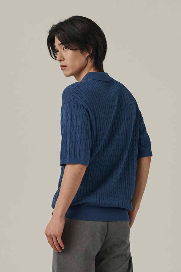 케이블 패턴이 돋보이는 딥블루 색상의 남성용 반팔 니트입니다. 면, 레이온, 스판덱스 혼방 소재로 부드러운 촉감과 통기성이 뛰어나 여름철 일상복으로 적합합니다. 슬림핏에 하프 집업 카라 디자인으로 캐주얼하면서도 트렌디한 스타일을 연출할 수 있습니다.
