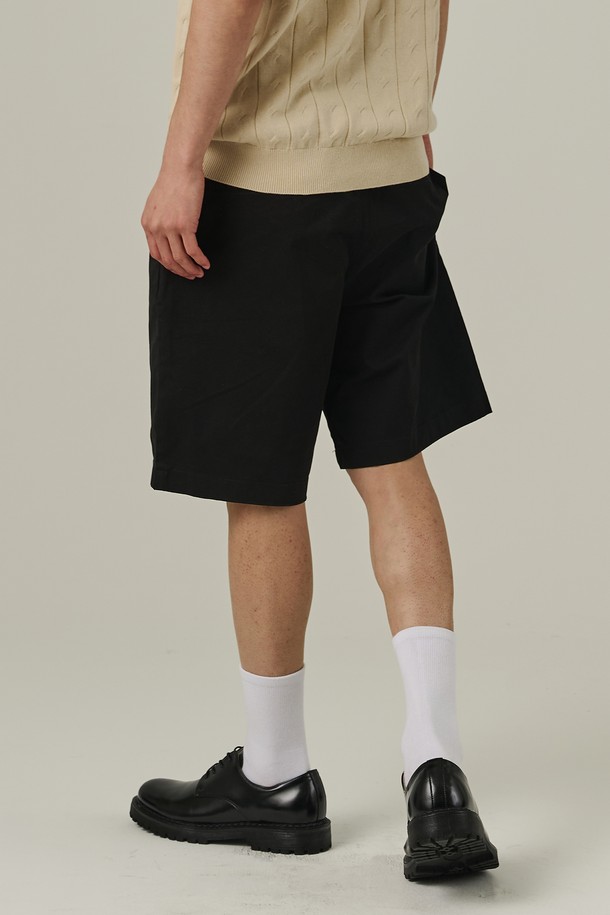 남성용 코튼 핀턱 반바지는 여름철 일상에서 편안하게 입을 수 있는 블랙 색상의 세미 와이드 루즈핏 제품입니다. 면 소재로 제작되었으며, 무지 패턴의 치노 스타일 디자인이 특징입니다. 핀턱 디테일과 앞주머니 디자인이 더해져 캐주얼하면서도 베이직한 스타일을 연출할 수 있습니다.
