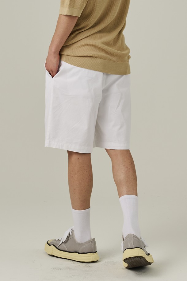 데일리로 활용하기 좋은 남성용 코튼 핀턱 반바지입니다. 부드러운 면 소재로 제작되었으며, 세미 와이드핏과 무지 화이트 컬러가 특징입니다. 핀턱 디테일과 앞주머니 디자인이 돋보이는 치노 스타일의 반바지로, 여름철 캐주얼하고 베이직한 스타일을 연출할 수 있습니다.
