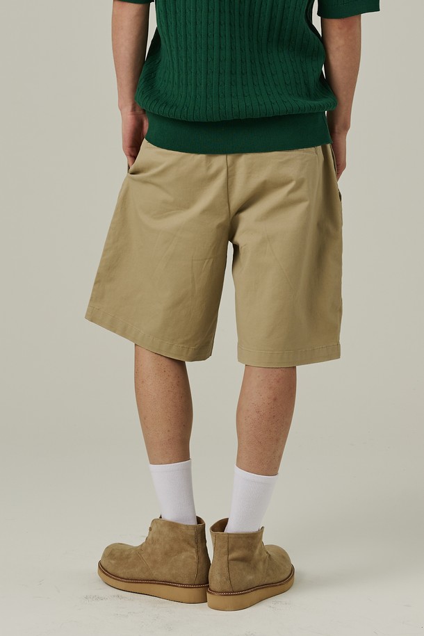 여름에 어울리는 남성용 베이지 색상 코튼 핀턱 반바지입니다. 얇은 면 소재로 제작되었으며, 앞면 핀턱 디테일과 세미 와이드 핏의 치노 스타일 디자인이 특징입니다. 베이직하고 캐주얼한 무드를 연출하며 일상복으로 착용하기 좋습니다.
