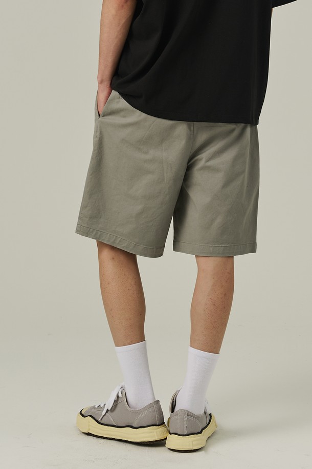 여름에 어울리는 카키 색상의 남성용 코튼 핀턱 반바지입니다. 얇은 면 소재로 제작되었으며, 세미 와이드 루즈핏으로 편안하게 착용 가능하고, 핀턱 디테일과 앞주머니 디자인이 특징입니다. 베이직하고 캐주얼한 스타일로 일상에서 활용하기 좋은 무지 패턴의 치노 스타일 반바지입니다.
