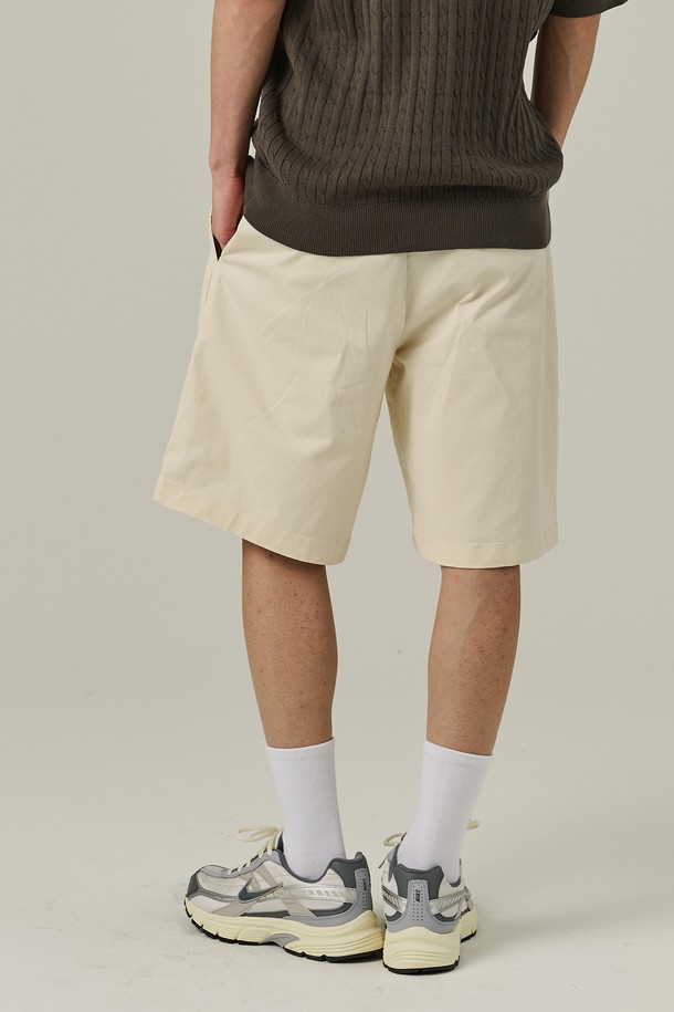 남성용 아이보리 색상의 코튼 핀턱 반바지입니다. 베이직하고 캐주얼한 무드를 연출하며, 핀턱 디테일과 앞주머니, 치노 스타일이 돋보입니다. 면 소재로 제작되었고, 세미와이드 루즈핏으로 편안하게 착용할 수 있는 여름 시즌 반바지입니다.
