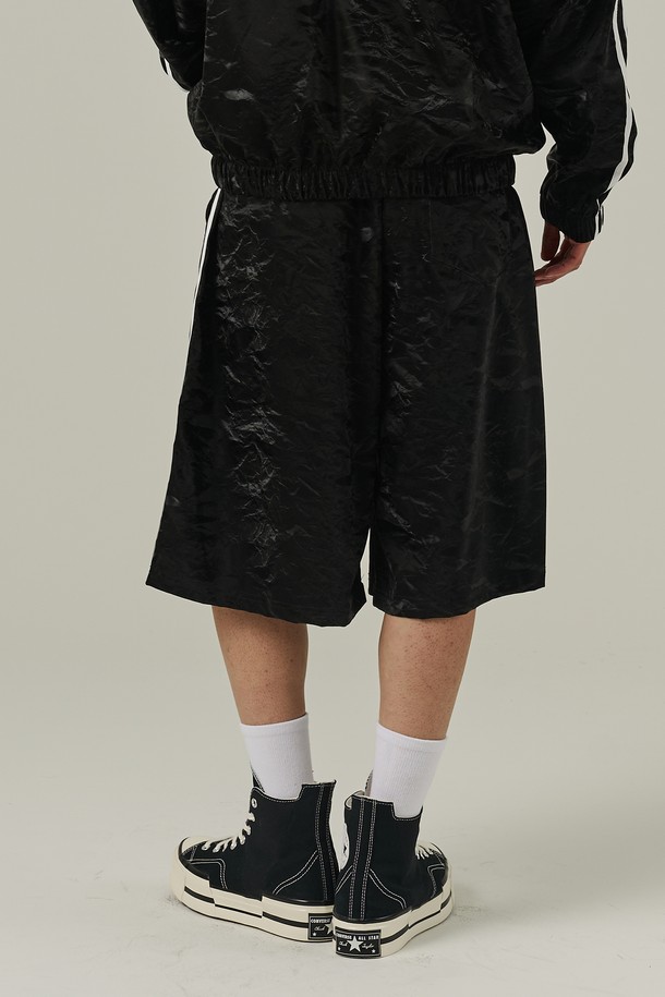 트렌디한 스트릿 무드의 남성용 트랙 버뮤다 팬츠입니다. 블랙 색상에 트럭 스타일 패턴이 돋보이며, 봄, 여름철 일상 및 트레이닝에 적합합니다. 관리가 용이한 폴리에스터 소재로 제작되었고 스트릿핏으로 편안하게 착용할 수 있습니다.
