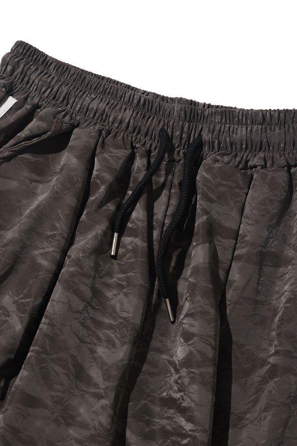 차콜 색상의 트랙 버뮤다 팬츠는 폴리에스테르 소재로 제작되어 봄, 여름철 일상 및 트레이닝에 적합합니다. 스트릿, 스포티, 캐주얼 무드를 연출하며 트럭 스타일 패턴이 돋보이는 루즈핏 디자인입니다. 엘라스틱 밴드와 얇은 두께로 편안한 착용감을 제공하며 데일리 코디에 용이합니다.
