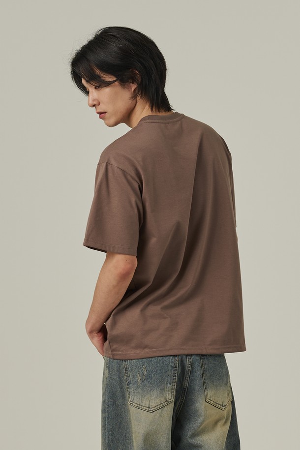 부드러운 촉감의 20수 원단으로 제작된 베이직 로고 반팔티 (모카)입니다. 텀블 가공 처리로 세탁 후 변형을 최소화했으며, 브랜드 로고 디자인이 돋보입니다. 남성용 레귤러 핏으로, 봄, 여름철 일상에서 다양한 스타일링이 가능합니다.
