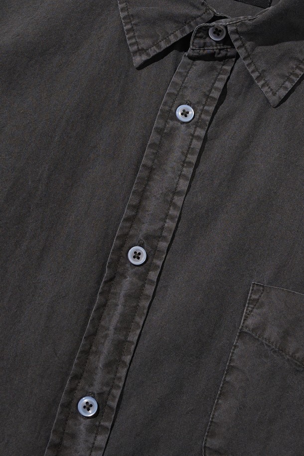 CB PIGMENT SHORT SLEEVE SHIRT (CHARCOAL)은 차콜 색상의 공용 셔츠입니다. 면 소재로 제작되었으며, 피그먼트 워싱 가공을 거쳐 캐주얼하고 스트릿한 무드를 연출합니다. 반소매 기장의 무지 패턴 셔츠로 봄, 여름철 일상복으로 적합합니다.
