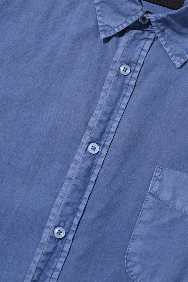 CB PIGMENT SHORT SLEEVE SHIRT (NAVY)는 남녀 공용으로 착용 가능한 네이비 색상의 피그먼트 반팔 셔츠입니다. 면 소재로 제작되었으며, 피그먼트 워싱 가공을 통해 부드러운 촉감과 자연스러운 색감을 더했습니다. 데일리, 캐주얼, 스트릿 스타일 연출에 용이하며 봄, 여름 시즌에 적합하고 다양한 색상으로 구성되어 있습니다.
