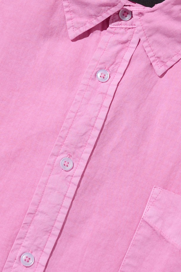 CB PIGMENT SHORT SLEEVE SHIRT (PINK)는 남녀 모두 착용 가능한 핑크 색상의 반소매 셔츠입니다. 면 소재로 제작되었으며, 피그먼트 워싱 가공을 통해 유니크한 컬러감을 자랑합니다. 오버핏의 캐주얼하고 스트릿 스타일로, 봄, 여름철 일상복으로 활용하기 좋습니다.
