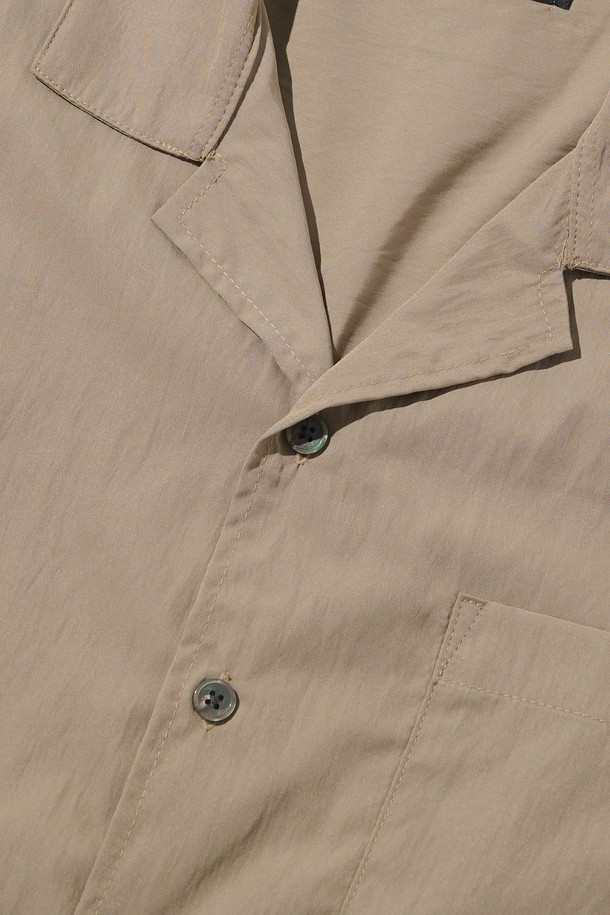 COOL WASHING SHORT SLEEVE SHIRT (BEIGE)는 여름철 일상에서 편안하게 입을 수 있는 공용 셔츠입니다. 레이온, 나일론, 폴리에스테르 혼방의 얇고 부드러운 소재로 제작되어 통기성이 뛰어나며, 베이직한 무지 패턴과 오버핏 디자인으로 캐주얼한 스타일을 연출합니다. 관리가 용이하며 베이지, 화이트, 블루, 블랙 색상으로 제공됩니다.
