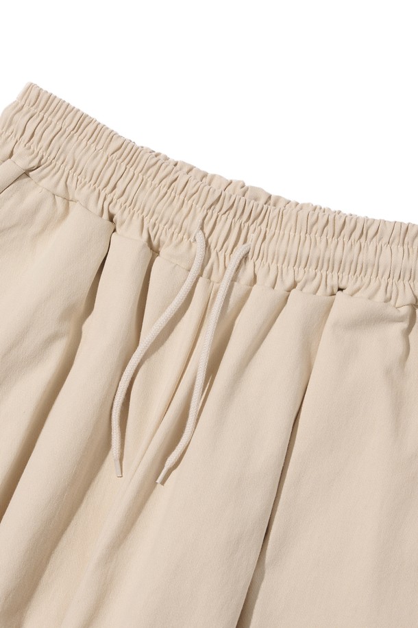 부드러운 면 소재로 제작된 아이보리 컬러의 밴딩 와이드 팬츠입니다. 베이직하고 캐주얼한 스타일로, 사계절 내내 편안하게 착용 가능한 루즈핏의 긴바지입니다. 밴딩 처리로 편안한 착용감을 제공하며, 드레이프성이 좋아 자연스러운 실루엣을 연출합니다.
