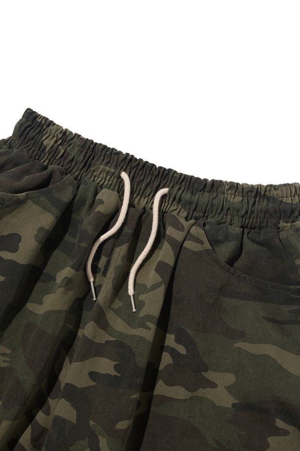 차콜 블랙 색상의 CAMO PATTERN BIO BERMUDA PANTS는 남성을 위한 카고 스타일의 버뮤다 팬츠입니다. 면 소재로 제작되었으며, 카모 패턴과 와이드핏 디자인이 특징이며, 바이오 워싱 가공을 거쳐 하드한 촉감을 제공합니다. 밴딩 처리되어 편안한 착용감을 선사하며, 봄, 여름 시즌 일상에서의 포인트 코디에 적합합니다.
