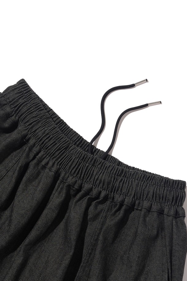 논페이드 소재로 제작된 블랙 컬러의 NONFADE CARGO BERMUDA PANTS는 남녀 모두 편안하게 착용 가능한 레귤러핏 카고 반바지입니다. 신축성 있는 허리 밴드와 카고 포켓 디테일이 돋보이며, 면과 폴리에스테르 혼방 소재로 봄, 여름철 일상에서 캐주얼하고 스트릿한 스타일을 연출하기에 좋습니다. 무지 패턴으로 다양한 상의와 매치하기 용이합니다.
