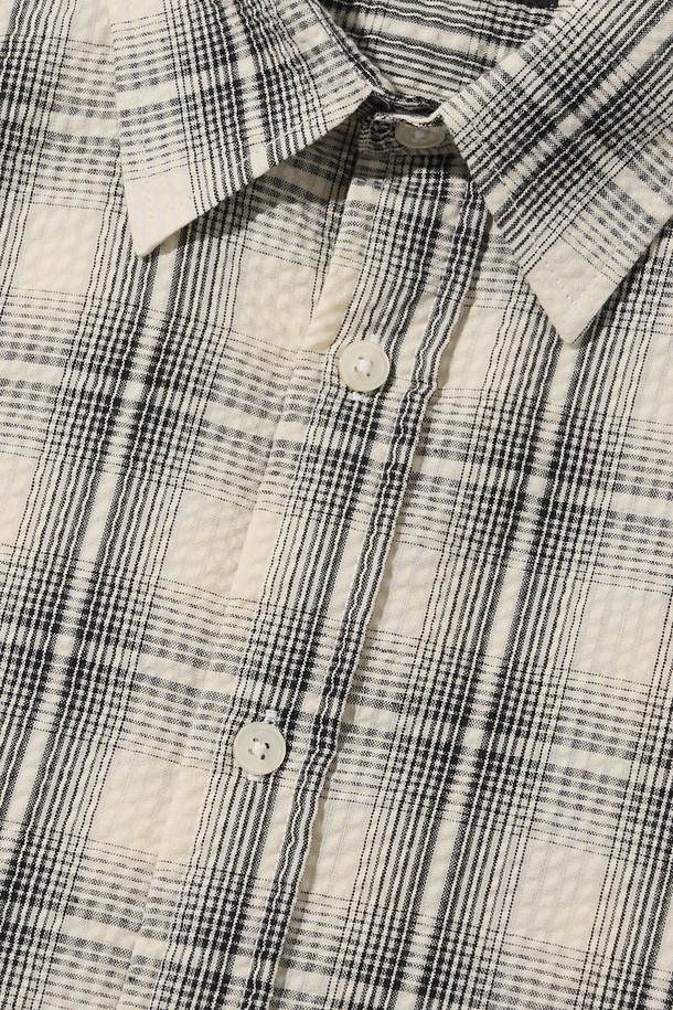 CREEZ 루즈핏 체크 셔츠는 화이트 색상의 남녀 공용 셔츠로, 베이직하면서도 캐주얼한 스타일을 연출합니다. 면과 폴리에스테르 혼방 소재로 제작되었으며, 사계절 내내 편안하게 착용할 수 있는 루즈핏 디자인이 특징입니다. 트렌디한 체크 패턴이 돋보이는 긴소매 셔츠로, 데일리룩에 활용하기 좋은 베스트셀러 아이템입니다.
