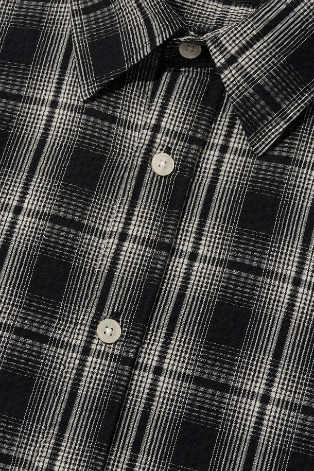 CREEZ 루즈핏 체크 셔츠는 블랙 컬러의 면, 폴리에스테르 혼방 소재로 제작되어 사계절 내내 편안하게 착용 가능합니다. 누구나 쉽게 소화할 수 있는 스탠다드 실루엣과 루즈핏 디자인이 특징이며, 캐주얼하고 베이직한 스타일을 연출하기에 용이합니다. 차이나 칼라와 긴소매 디자인으로 포인트를 더했으며, 베스트셀러 체크 셔츠 라인업의 제품입니다.
